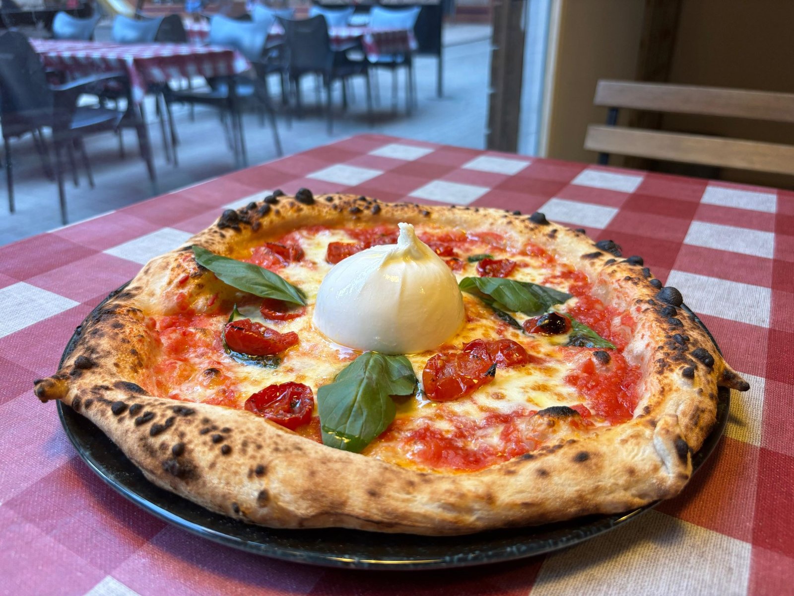 pizza napolitana caprese con burrata de Squisita Pizzeria