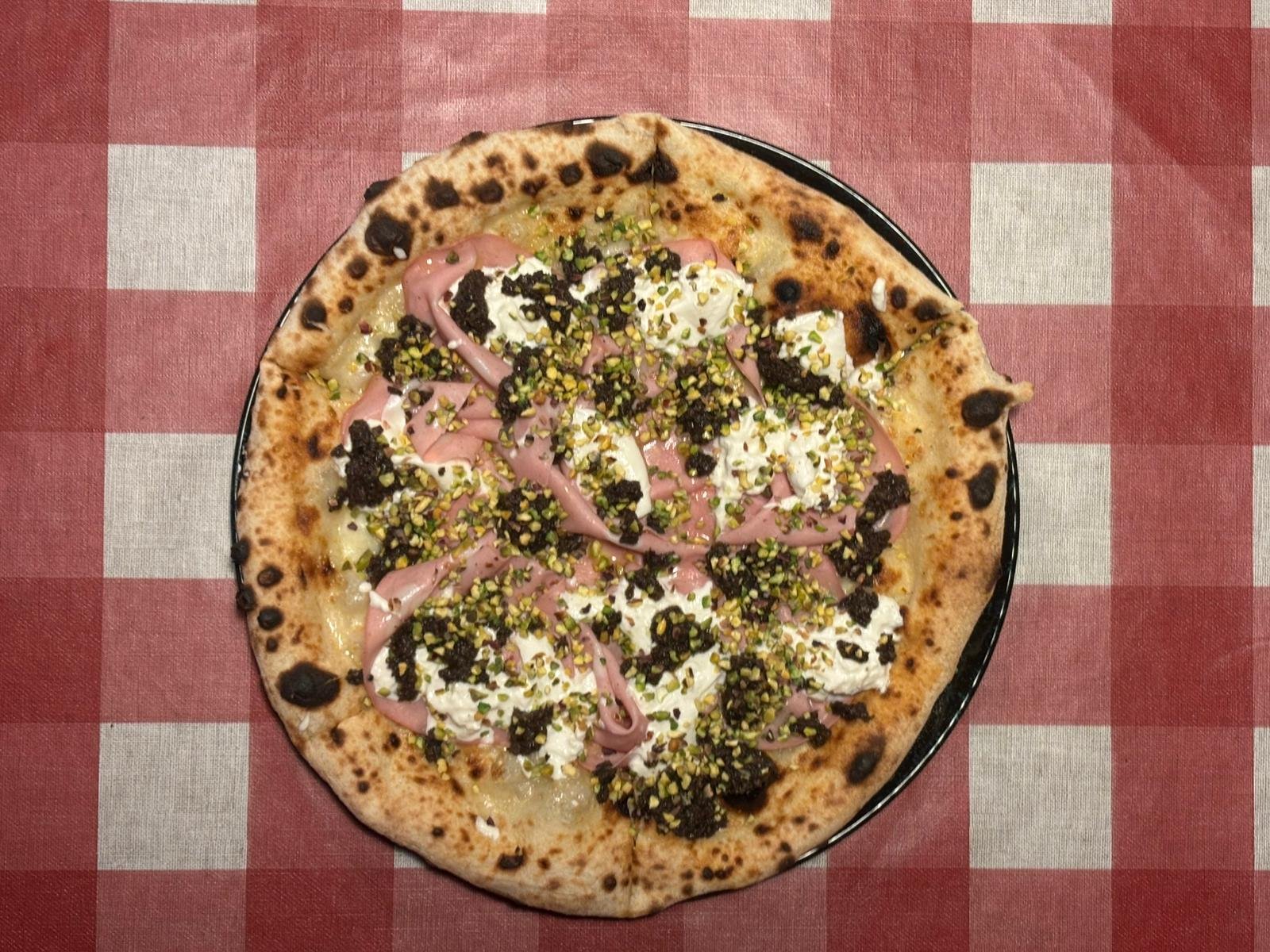 Pîzza de mortadella y trufa con pistachos horneado en horno de pizza izzo forni iz4